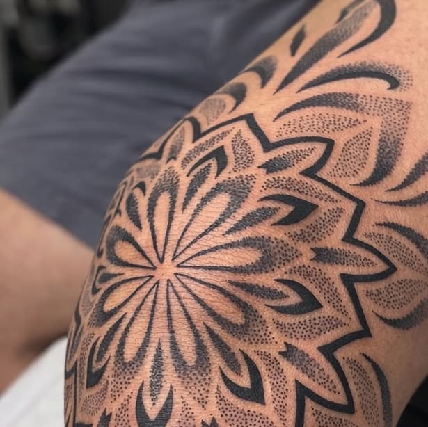 Tatuaje ornamental de puntos y líneas en el hombro