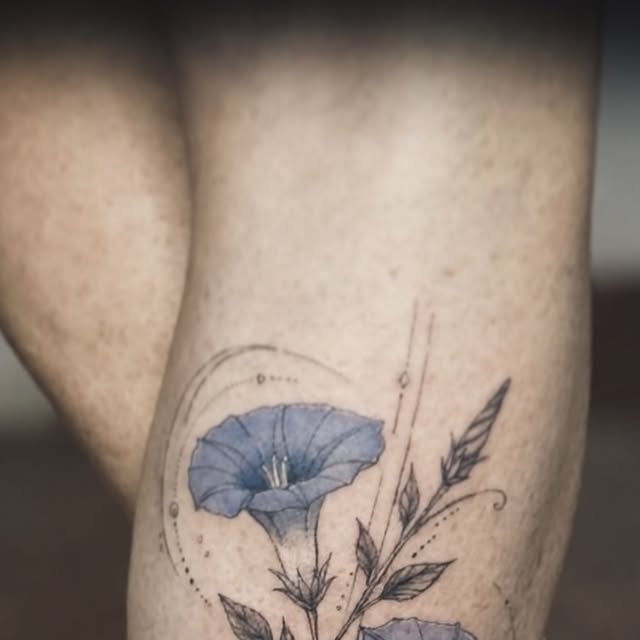 Tatuaje floral de tonos azules, publicado por Gonzalo Martin