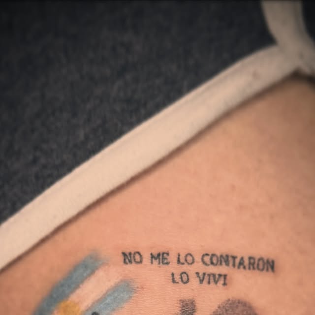 Tatuaje con la frase No me lo contaron, lo viví