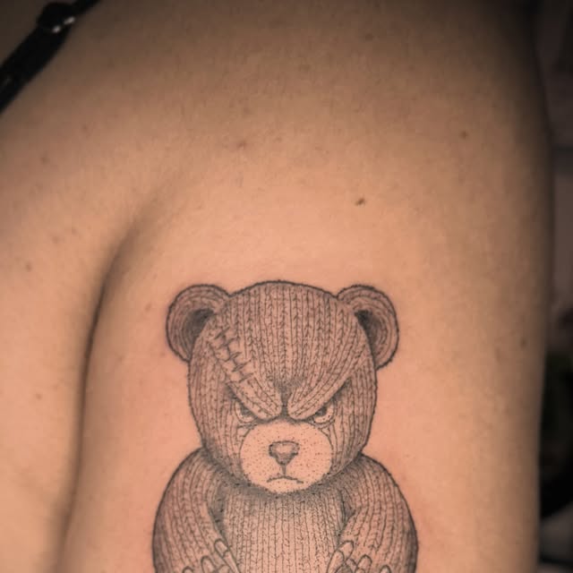 Tatuaje de un oso en el brazo